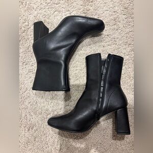 Women’s boots size 9